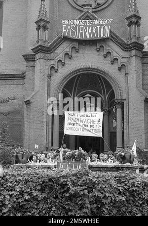 DDR, Berlin, 08. 10. 1989, Zusammenkunft der Bürger vor der Gethsemane-Kirche am Morgen nach den Unruhen vom 7. Oktober 1989t, Fastenaktion Stockfoto