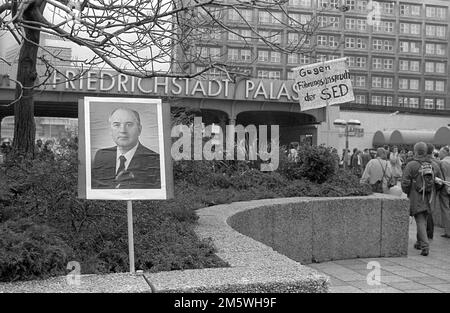 DDR, Berlin, 04. 11. 1989, Protestdemonstration, gegen Gewalt und für verfassungsmäßige Rechte, Pressefreiheit, Redefreiheit und Freiheit Stockfoto