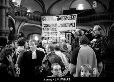 DDR, Berlin, 08. 10. 1989, Zusammenkunft der Bürger in der Gethsemane-Kirche am Morgen nach den Unruhen vom 7. Oktober 1989, verließ Pastor Werner Widrat Stockfoto