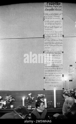 DDR, Berlin, 08. 10. 1989, Zusammenkunft der Bürger in der Gethsemane-Kirche am Morgen nach den Unruhen vom 7. Oktober 1989, Ein konkretes Angebot: Fasten Stockfoto