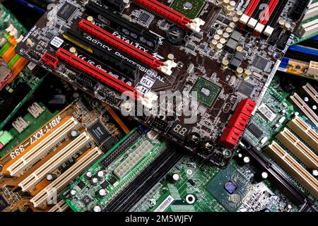 Elektroschrott. Leiterplatten zum Recycling von sims eindhoven holland. Vvbvanbree Fotografie Stockfoto