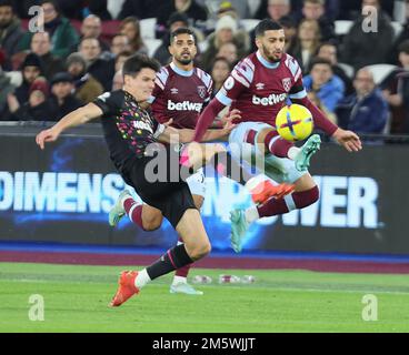 London ENGLAND - Dezember 30 L-R Christian Norgaard von Brentford und West Ham United's sagte Benrahma während des englischen Fußballspiels der Premier League zwischen Stockfoto