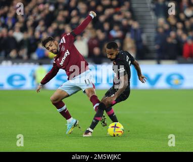 London ENGLAND - 30L. Dezember - R Lucas Paqueta von West Ham United und Rico Henry von Brentford während des Fußballspiels der englischen Premier League zwischen West Stockfoto