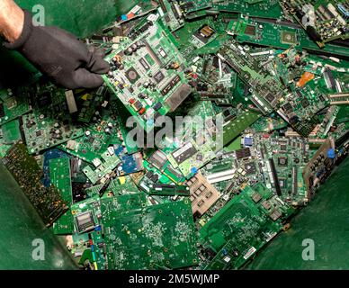 Elektroschrott. Leiterplatten zum Recycling von sims eindhoven holland. Vvbvanbree Fotografie Stockfoto