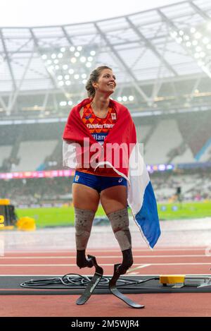 Blade Babe Marlou van Rhijn feiert den Sieg von T44 200m bei den Para Athletics World Championships 2017 im London Stadium, Großbritannien. Holländische Flagge. Stockfoto