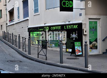 Marseille, Frankreich. 30. Dezember 2022. Blick auf ein Cannabidiol (CBD)-Geschäft in Marseille. Der Staatsrat hat das Dekret der französischen Regierung über das Verbot des Verkaufs der mit Cannabidiol (CBD) beladenen Blume und des Hanfblattes endgültig aufgehoben, nachdem es bereits vor weniger als einem Jahr ausgesetzt worden war. (Foto: Gerard Bottino/SOPA Images/Sipa USA) Guthaben: SIPA USA/Alamy Live News Stockfoto