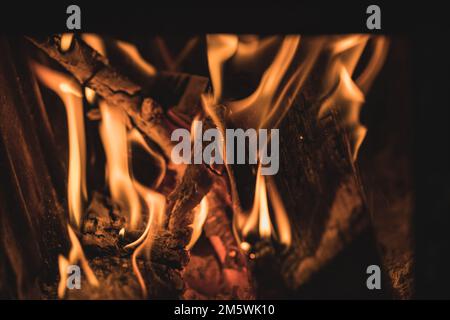 Lebendige Flammen von einem Holzfeuer. Konzept von Wärme und Energie. Stockfoto