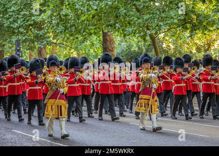 Massed Bands von The Guards Division, Birdcage Walk, London, Großbritannien Stockfoto