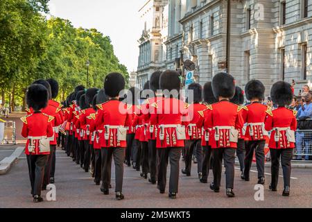 Massed Bands der Guards Division, Horse Guards Road, London, Großbritannien Stockfoto