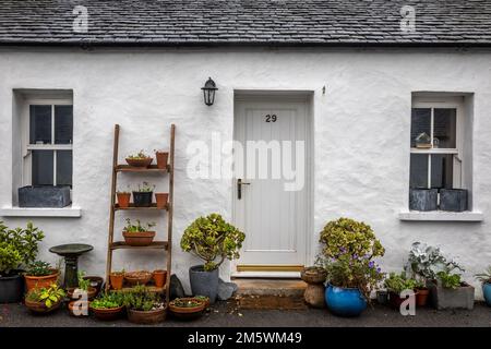 Weißes Hardenhaus in der Hauptstraße von Ellenabeich auf der Isle of Seil, Argyll und Bute, Schottland, Großbritannien Stockfoto