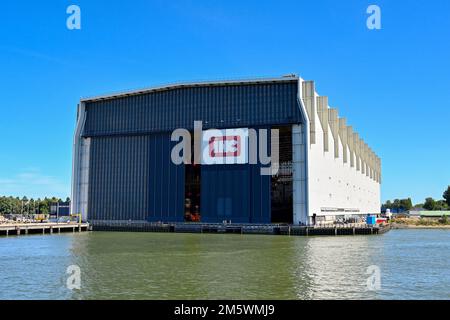 Krimpen aan den IJssel, Niederlande - August 2022: Außenansicht des überdachten Werftgebäudes der IHC-Schiffbaugesellschaft Stockfoto