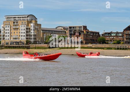 London, England, Vereinigtes Königreich - Juni 2022: Starre aufblasbare Schnellboote mit Passagieren, die auf der Themse im Zentrum Londons vorbeifahren. Stockfoto