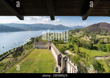 Die Aussicht vom Rocca di Angera mit den Mauern des Schlosses und dem Lago Maggiore im Hintergrund, Angera, Lombardei, Italien Stockfoto