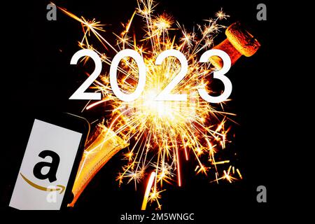 In dieser Abbildung wird ein Amazon-Logo auf einem Smartphone angezeigt. Stockfoto