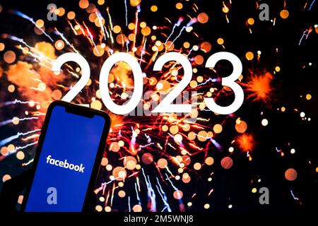 In diesem Foto, Bild a Facebook Logo auf einem Smartphone gesehen angezeigt. Stockfoto