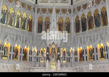 Unsere Frau der unbefleckten Empfängnis, Birkenhead - Wiederholungen der Kirche ist mit Bildern der Heiligen und Engel dekoriert Stockfoto