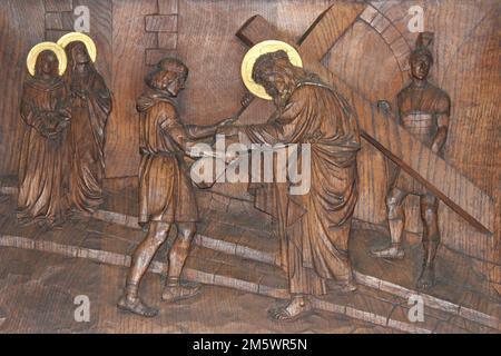 Simon von Cyrene hilft Jesus, das Kreuz zu tragen Stockfoto