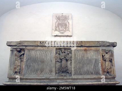 Marcellus I. Grab in der Krypta von St. Petersdom, Ruhestätte von 148 Päpsten aus St. Peter an Johannes Paul II. Im Vatikan am 2003. Oktober. Dies ist der Ort, an dem Papst Benedikt XVI. Nach seinem Tod in Frieden ruhen wird. Vom Apostel Peter bis Johannes Paul II. Ruhen 148 Päpste in den Gewölben unter der Basilika. Man betritt die Vatikangrotte über kleine, gewundene Treppen unter der Kuppel. Man stolpert sofort über das monumentale Grab, das für den Heiligen Petrus im 17. Jahrhundert mit der Nische erbaut wurde, in der die Pallien der neu gewählten Bischöfe untergebracht sind. In Der Nähe Von St. Stockfoto