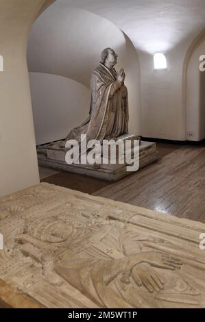 Die Gräber von Innocent VII und Pius VI in der Krypta von St. Petersdom, Ruhestätte von 148 Päpsten aus St. Peter an Johannes Paul II. Im Vatikan am 2019. Dies ist der Ort, an dem Papst Benedikt XVI. Nach seinem Tod in Frieden ruhen wird. Vom Apostel Peter bis Johannes Paul II. Ruhen 148 Päpste in den Gewölben unter der Basilika. Man betritt die Vatikangrotte über kleine, gewundene Treppen unter der Kuppel. Man stolpert sofort über das monumentale Grab, das für den Heiligen Petrus im 17. Jahrhundert mit der Nische erbaut wurde, in der die Pallien der neu gewählten Bischöfe untergebracht sind. Nein Stockfoto
