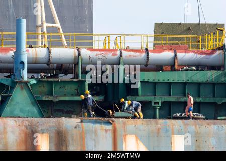 Ship Breaking Yard, Chattogram, Bngladesh, 05. September 2021 Arbeiter arbeiten in der Schiffswrackwerft. Stockfoto