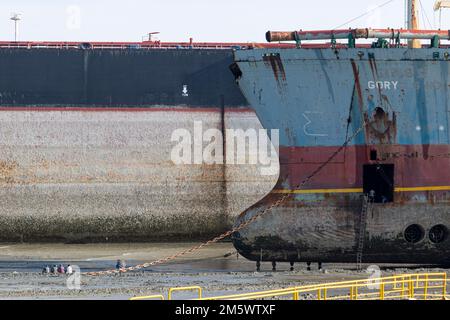 Ship Breaking Yard, Chattogram, Bngladesh, 05. September 2021 Arbeiter arbeiten in der Schiffswrackwerft. Stockfoto