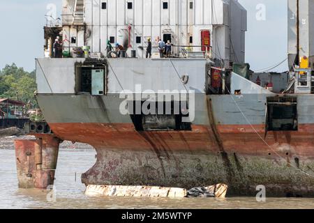 Ship Breaking Yard, Chattogram, Bngladesh, 05. September 2021 Arbeiter arbeiten in der Schiffswrackwerft. Stockfoto