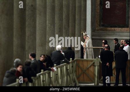 25. Januar 2013, Vatikanstadt (Heiliger Stuhl): PAPST BENEDICT XVI leitet die Feier der Vesper zur feierlichen Umwandlung des Heiligen Paulus am Freitag in der Basilika des Heiligen Paulus. (Kreditbild: © Evandro Inetti/ZUMA Press Wire) Stockfoto