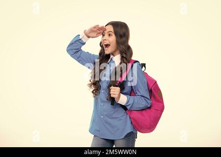 Aufgeregtes Gesicht. Schulmädchen in Schuluniform mit Schultasche. Schülerin, Teenager Student halten Rucksack auf weiß isoliert Hintergrund. Erstaunlicher Ausdruck Stockfoto