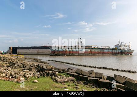 Schiffswrackwerft, Chattogram, Bngladesch, 05. September 2021 Alte Schiffe werden in Chittagong, Bangladesch, zum Abwracken zurückgelassen. Stockfoto