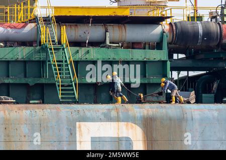 Ship Breaking Yard, Chattogram, Bngladesh, 05. September 2021 Arbeiter arbeiten in der Schiffswrackwerft. Stockfoto