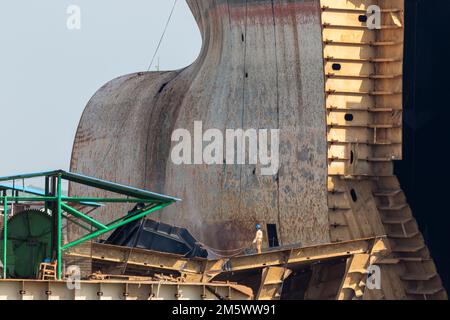 Ship Breaking Yard, Chattogram, Bngladesh, 05. September 2021 Arbeiter arbeiten in der Schiffswrackwerft. Stockfoto