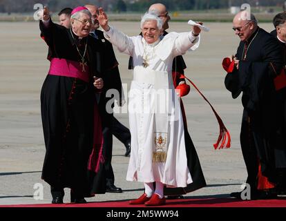 Camp Springs, MD, USA. 15. April 2022. Papst Benedikt XVI. Trifft am Andrews Air Force Base ein, 15. April 2008 in Camp Springs, Maryland. Am Mittwoch besucht Papst Benedikt XVI das Weiße Haus, und am Donnerstag wird er im Baseballstadion der Nationals Messe halten. Kredit: Mark Wilson/Pool Via Cnp/Media Punch/Alamy Live News Stockfoto