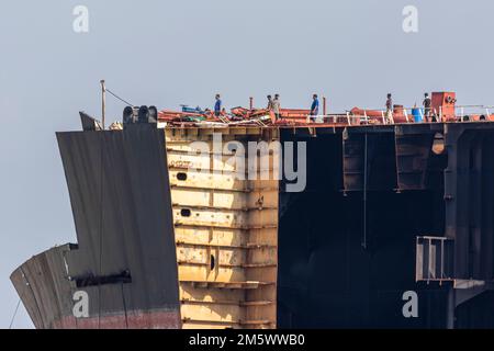 Ship Breaking Yard, Chattogram, Bngladesh, 05. September 2021 Arbeiter arbeiten in der Schiffswrackwerft. Stockfoto