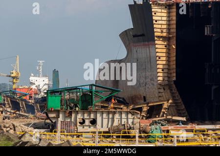 Ship Breaking Yard, Chattogram, Bngladesh, 05. September 2021 Arbeiter arbeiten in der Schiffswrackwerft. Stockfoto