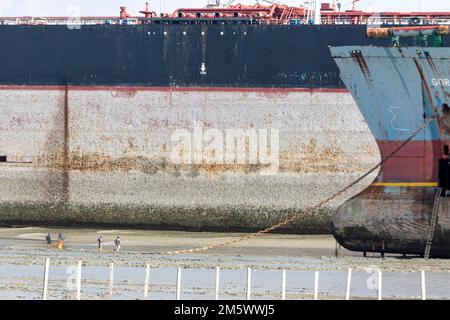 Ship Breaking Yard, Chattogram, Bngladesh, 05. September 2021 Arbeiter arbeiten in der Schiffswrackwerft. Stockfoto