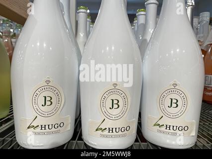 Viersen, Deutschland - 9. Dezember. 2022: Nahaufnahme weißer Flaschen hugo Prosecco Cocktail im Regal des deutschen Supermarkts Stockfoto