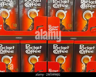 Viersen, Deutschland - 9. Dezember. 2022: Nahaufnahme der Packungen Ferrero Pocket Coffee Candy im Regal des deutschen Supermarkts Stockfoto