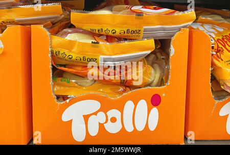 Viersen, Deutschland - 9. Dezember. 2022: Nahaufnahme der Tüten trolli Süßigkeiten im Regal des deutschen Supermarkts Stockfoto