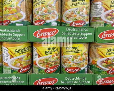 Viersen, Deutschland - 9. Dezember. 2022: Nahaufnahme von gestapelten Dosen Erasco Fertigsuppen im Regal des deutschen Supermarkts Stockfoto