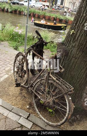 Fahrrad erholt von einem Zauber in den Kanälen von Amsterdam, Niederlande. Stockfoto