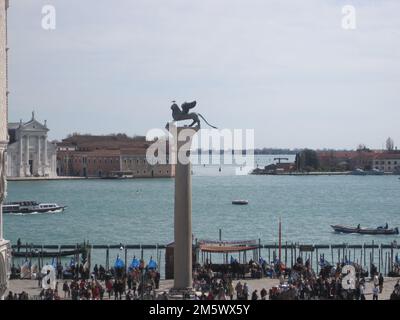 Venedig - Italien Citiscape in Veneto Blick auf die traditionellen Kanäle Venedigs im Herbst, Reflexion über dem Wasser an einem sonnigen Tag Stockfoto