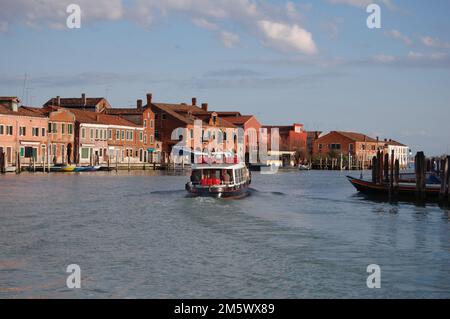 Venedig - Italien Citiscape in Veneto Blick auf die traditionellen Kanäle Venedigs im Herbst, Reflexion über dem Wasser an einem sonnigen Tag Stockfoto