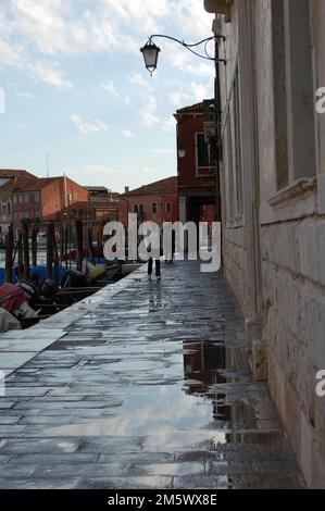 Venedig - Italien Citiscape in Veneto Blick auf die traditionellen Kanäle Venedigs im Herbst, Reflexion über dem Wasser an einem sonnigen Tag Stockfoto