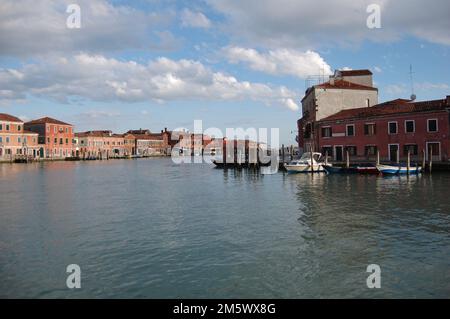 Venedig - Italien Citiscape in Veneto Blick auf die traditionellen Kanäle Venedigs im Herbst, Reflexion über dem Wasser an einem sonnigen Tag Stockfoto