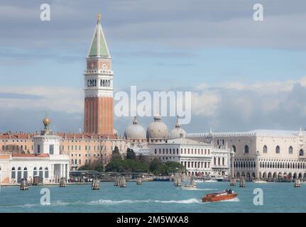 Venedig - Italien Citiscape in Veneto Blick auf die traditionellen Kanäle Venedigs im Herbst, Reflexion über dem Wasser an einem sonnigen Tag Stockfoto