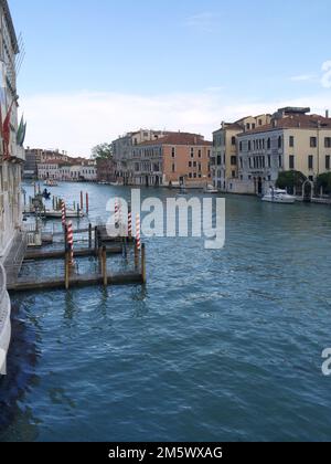 Venedig - Italien Citiscape in Veneto Blick auf die traditionellen Kanäle Venedigs im Herbst, Reflexion über dem Wasser an einem sonnigen Tag Stockfoto