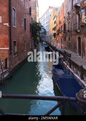 Venedig - Italien Citiscape in Veneto Blick auf die traditionellen Kanäle Venedigs im Herbst, Reflexion über dem Wasser an einem sonnigen Tag Stockfoto