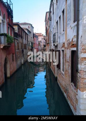 Venedig - Italien Citiscape in Veneto Blick auf die traditionellen Kanäle Venedigs im Herbst, Reflexion über dem Wasser an einem sonnigen Tag Stockfoto