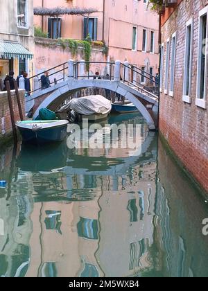 Venedig - Italien Citiscape in Veneto Blick auf die traditionellen Kanäle Venedigs im Herbst, Reflexion über dem Wasser an einem sonnigen Tag Stockfoto