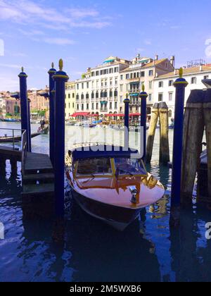 Venedig - Italien Citiscape in Veneto Blick auf die traditionellen Kanäle Venedigs im Herbst, Reflexion über dem Wasser an einem sonnigen Tag Stockfoto